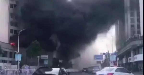 广东汕头一在建楼盘突发火灾，现场浓烟滚滚，相当惊险！
